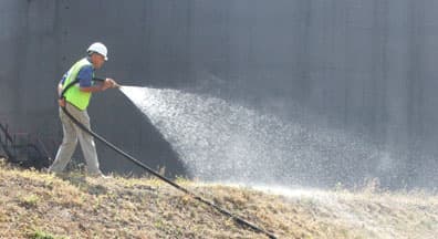 Application d'hydroseeding sur un terrain nu en cours de végétalisation après travaux