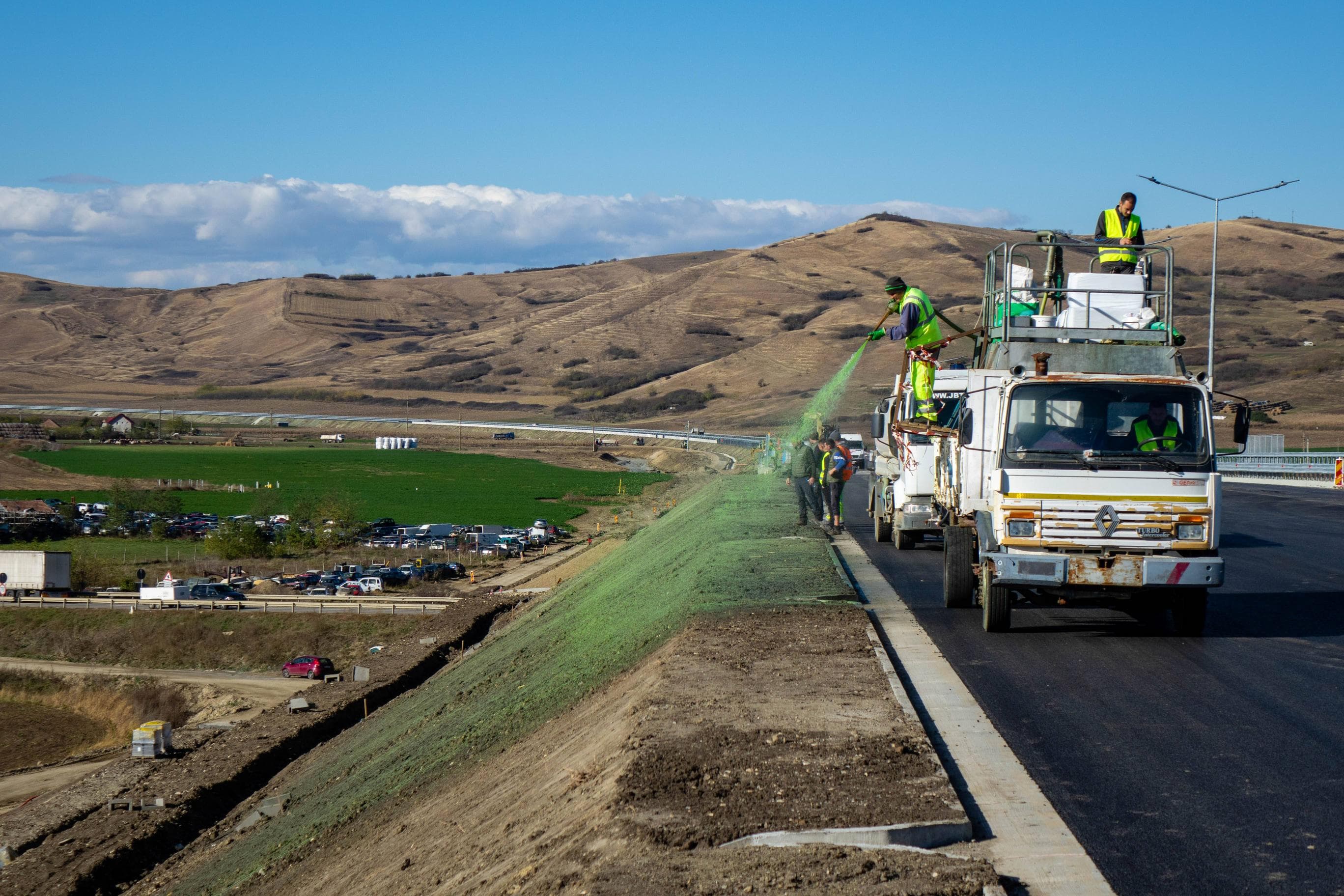 Chantier d'hydroseeding sur un grand talus végétalisé en bord d'infrastructure