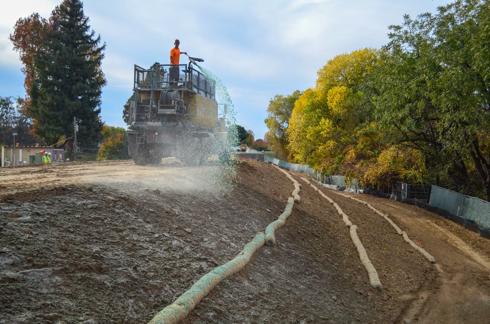 Application d'hydroseeding sur une grande section de digue en chantier